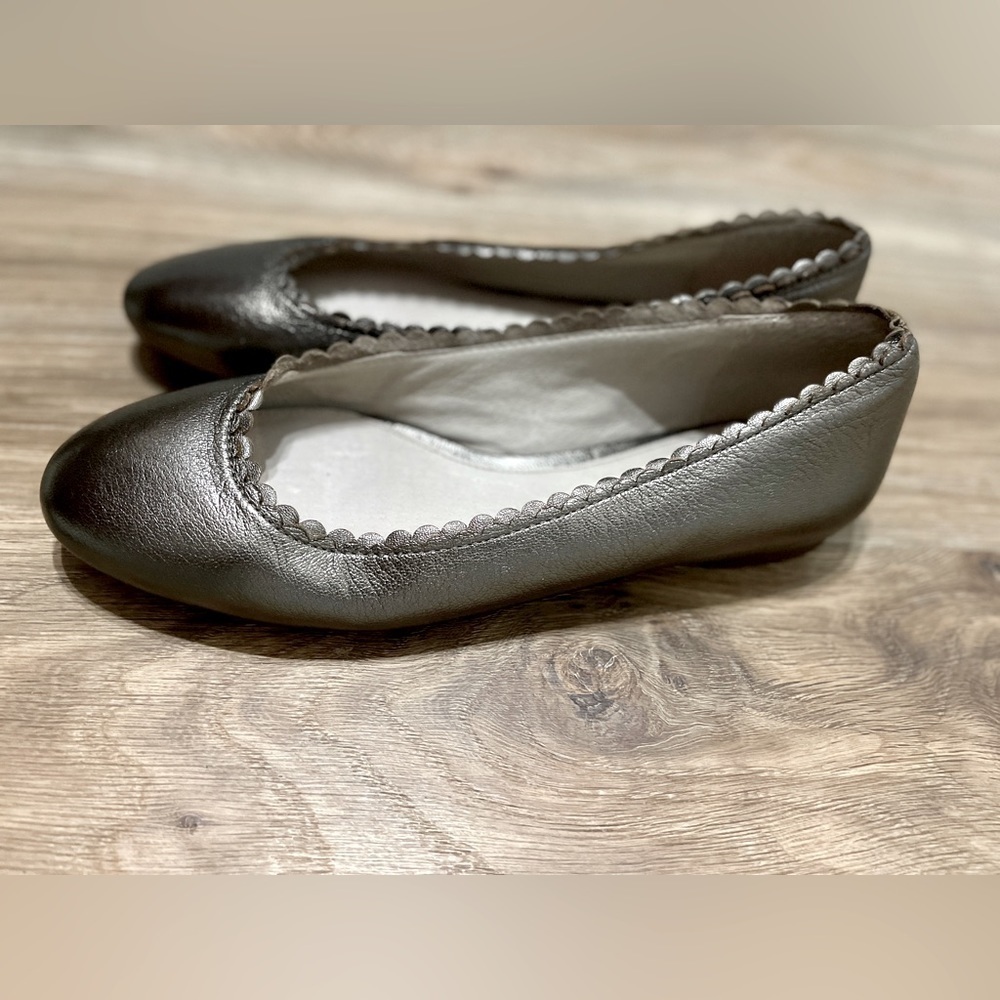 Louise et Cie Women's Caynlee Metallic Silver Leather Flats - Size 8.5